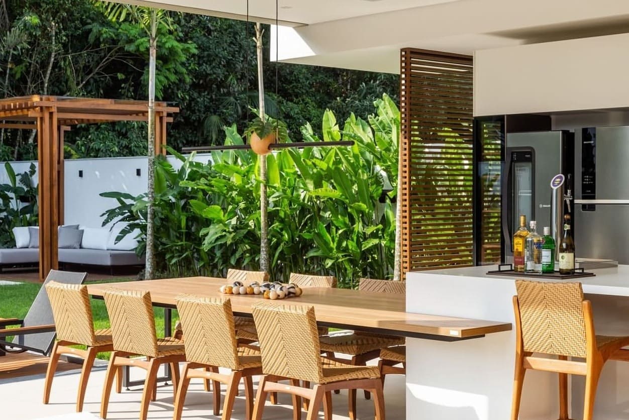 A curadoria da MAC Design apresenta soluções para áreas externas, promovendo integração com a natureza | Crédito: Divulgação