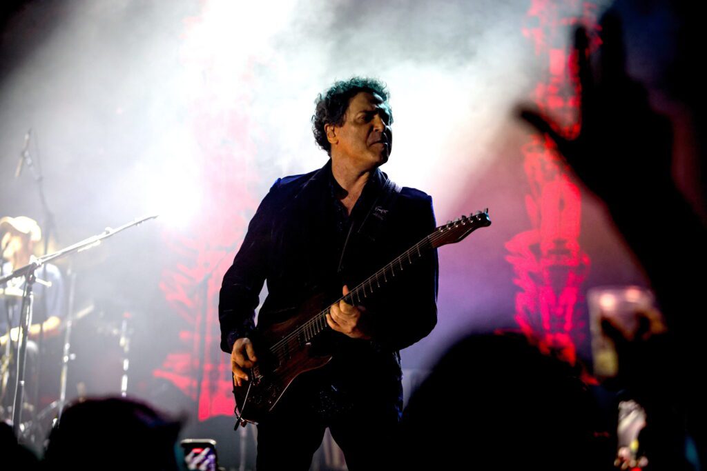 Frejat com Barão Vermelho no Multiplan Hall | Crédito: Rafael Cautella