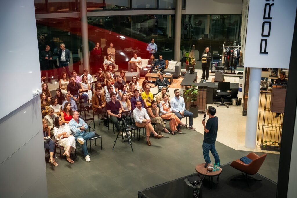 Dennis Wang participa de encontro na Porsche | Crédito: Vitorio Pagliuso