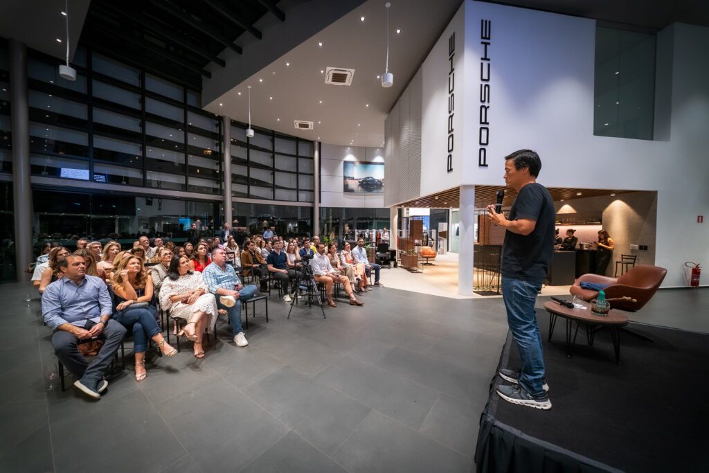 Dennis Wang participa de encontro na Porsche | Crédito: Vitorio Pagliuso