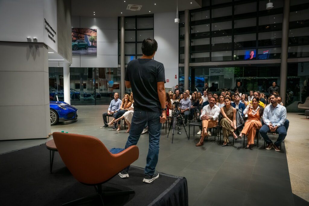 Dennis Wang participa de encontro na Porsche | Crédito: Vitorio Pagliuso