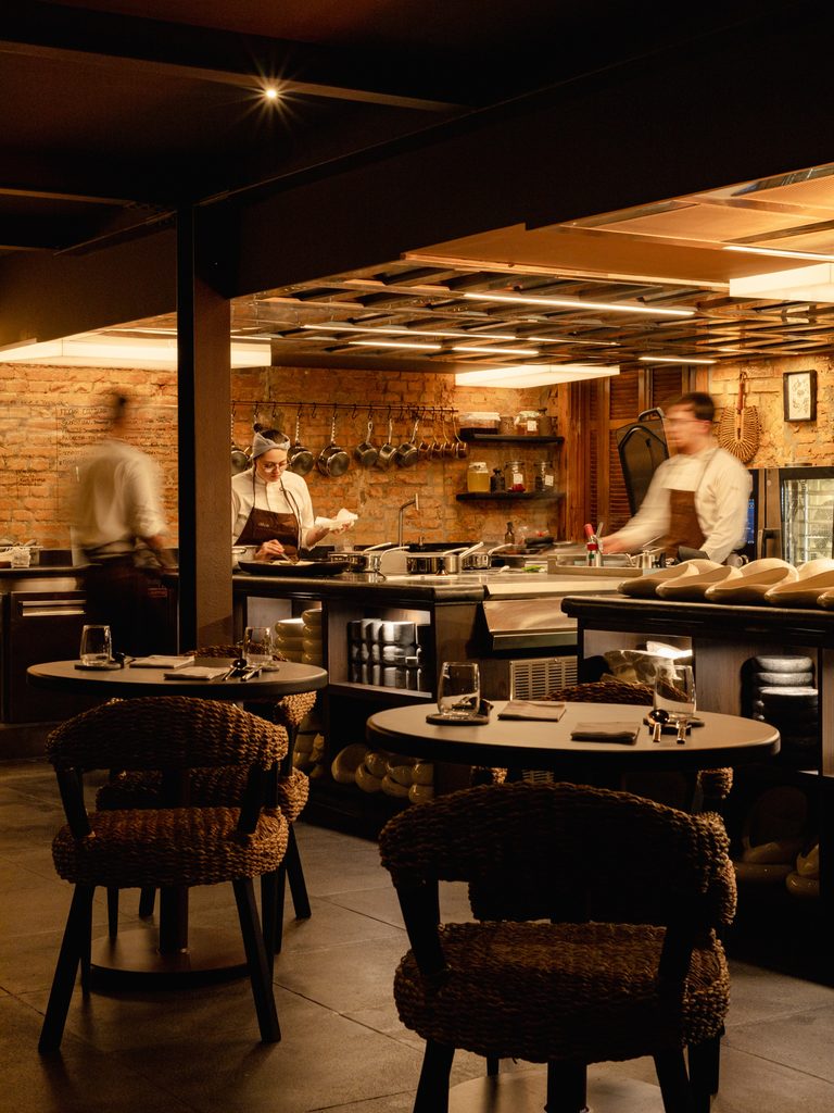 O restaurante Dêze propõe um jantar com menu degustação e referências de Caraíva | Créditos: reprodução das redes sociais