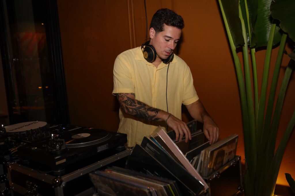 DJ Enzo no aniversário de João Rangel no Mesa em 2026 | Crédito: Larissa Canhas