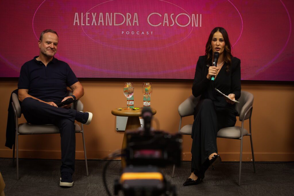 Podcast Transformar, de Alexandra Casoni, estreia formato com plateia | Crédito: Rafael Cautella