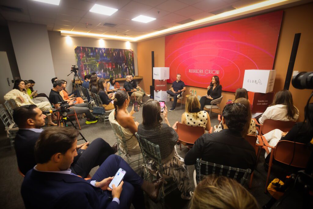 Podcast Transformar, de Alexandra Casoni, estreia formato com plateia | Crédito: Rafael Cautella