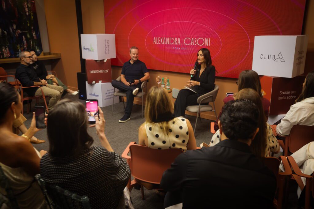 Podcast Transformar, de Alexandra Casoni, estreia formato com plateia | Crédito: Rafael Cautella