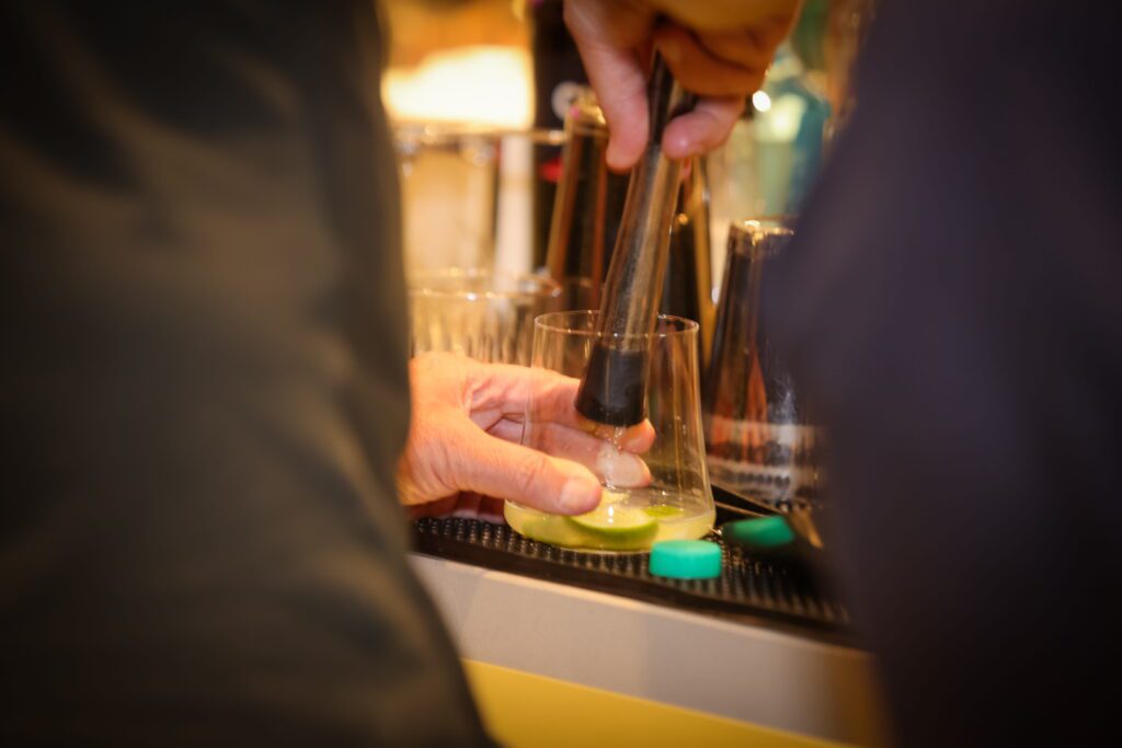 Workshop de drinks na Breton | Crédito: Rafael Cautella
