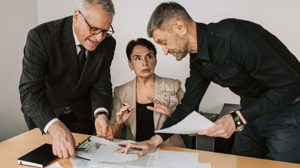 Diretores de uma empresa discutindo