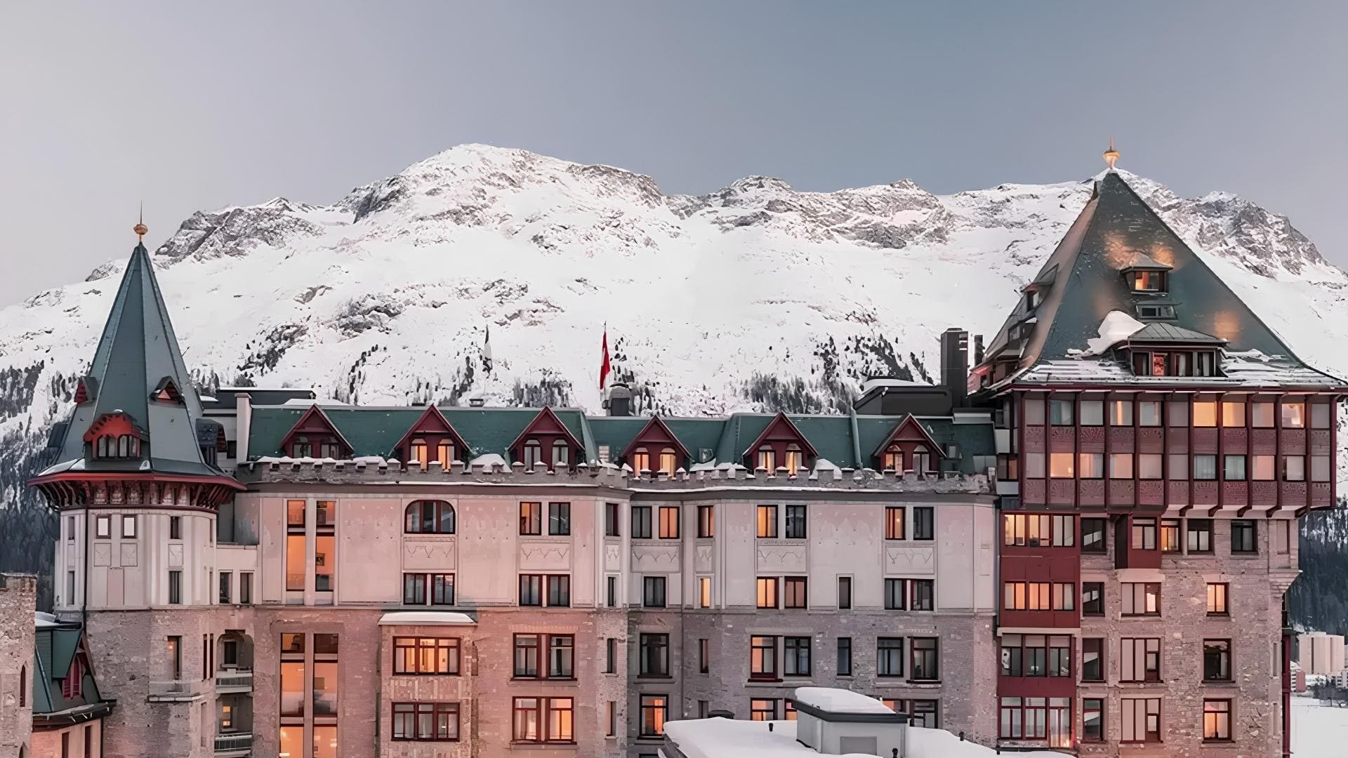 Vencedor do prêmio Art of Hospitality Award 2026, o Badrutt’s Palace oferece uma experiência altamente personalizada e se destaca pela autonomia de seus funcionários