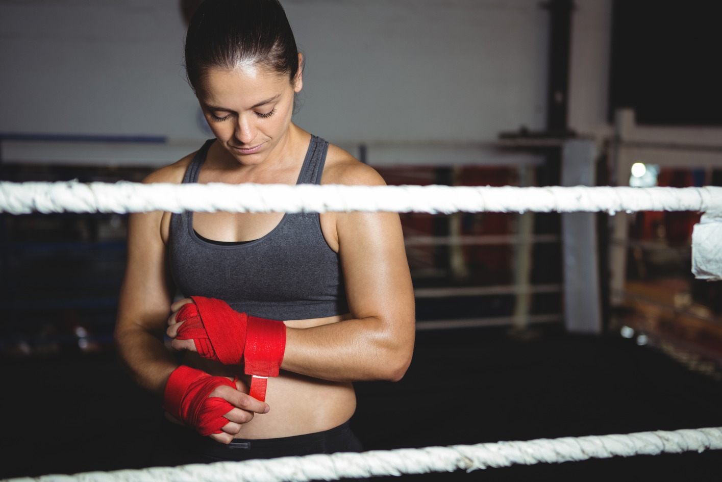 Mulher praticando Muay Thai | Crédito: Freepik