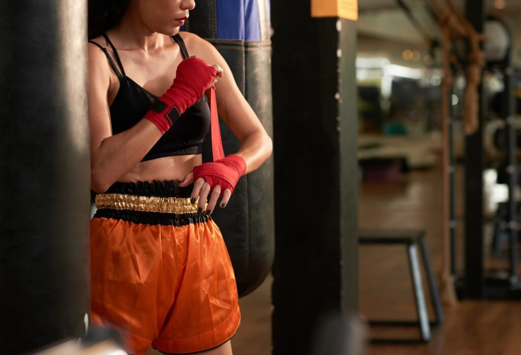 Mulher praticando Muay Thai | Crédito: Freepik