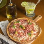 Pizza com massa fina, caipirinha e azeite extra-virgem | Crédito: Divulgação