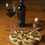Pizza com massa integra e vinho | Crédito: Divulgação