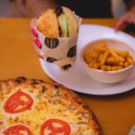 Pizza e burger da Famosa | Crédito: Divulgação