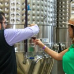 Explicação sobre a produção dos vinhos | Crédito: João Vítor Oliveira/Divulgação