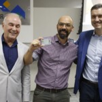 Entrega de carteirinhas da AEAARP | Crédito: Rafael Cautella