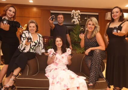 Em pé: Manuela Pagoto, Pedro Victor Bonini e Juliana Leite. Sentadas: Imara Borges, Maria Victoria Andretto e Flávia Borges| Crédito: Divulgação